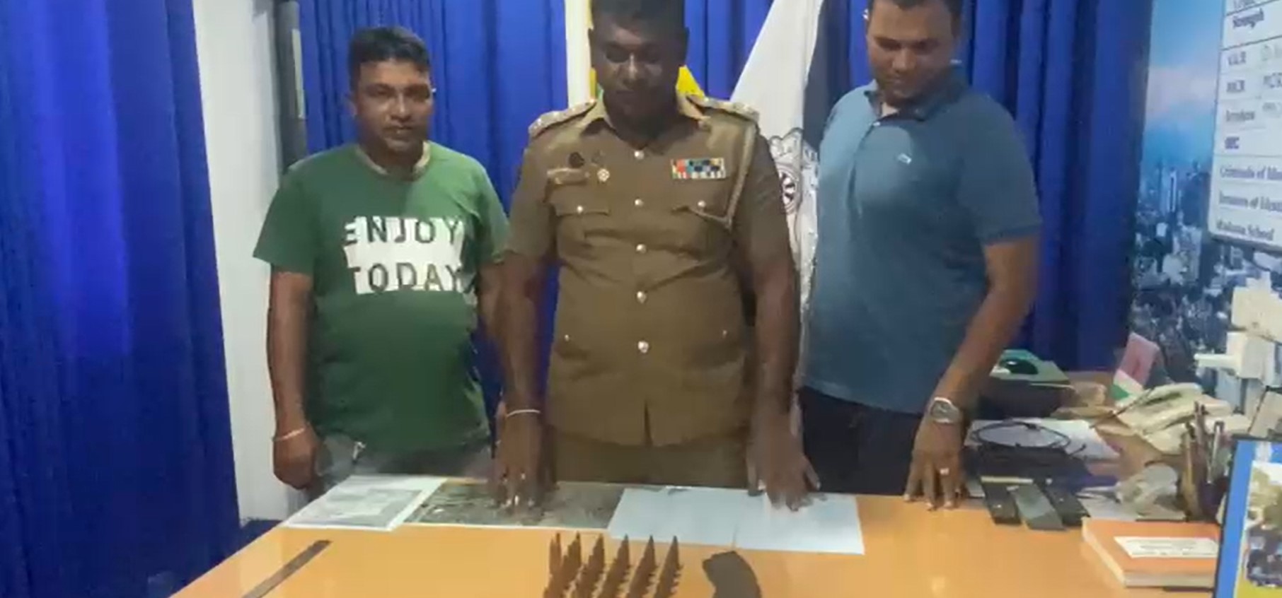 මත්ද්‍රව්‍ය , ටී 56 උන්ඩ තොගයක් සමග හිටපු හමුදා සෙබලා කොටු වේ