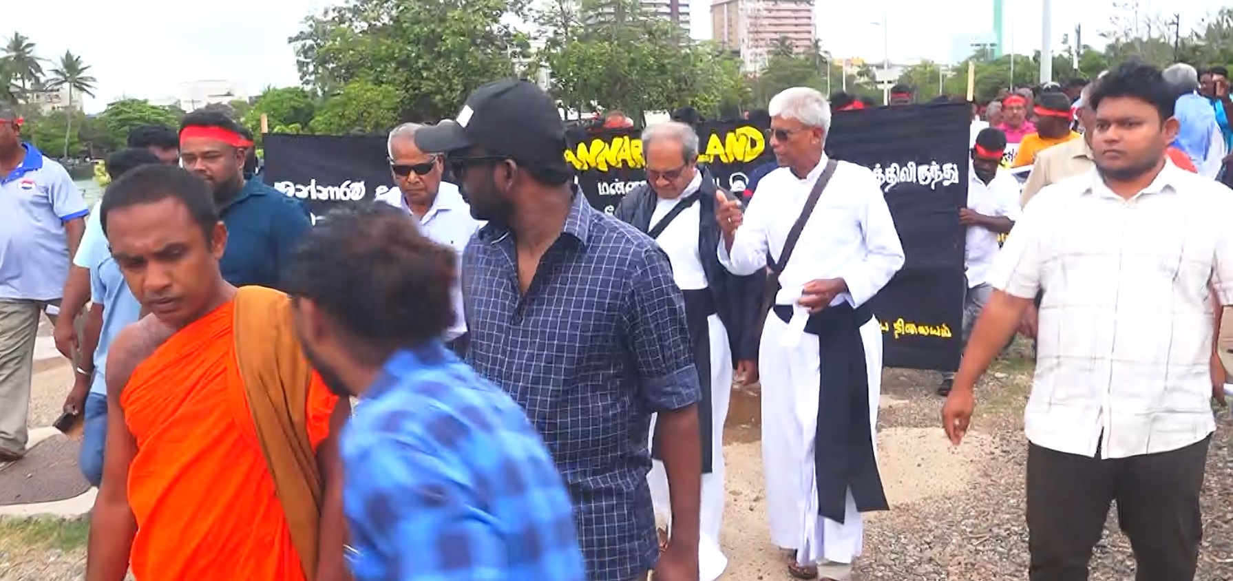ජනාධිපති ලේකම් කාර්යාලය ඉදිරිපිට මන්නාරම් දෙමළ ජනතාව  විරෝධතාවක