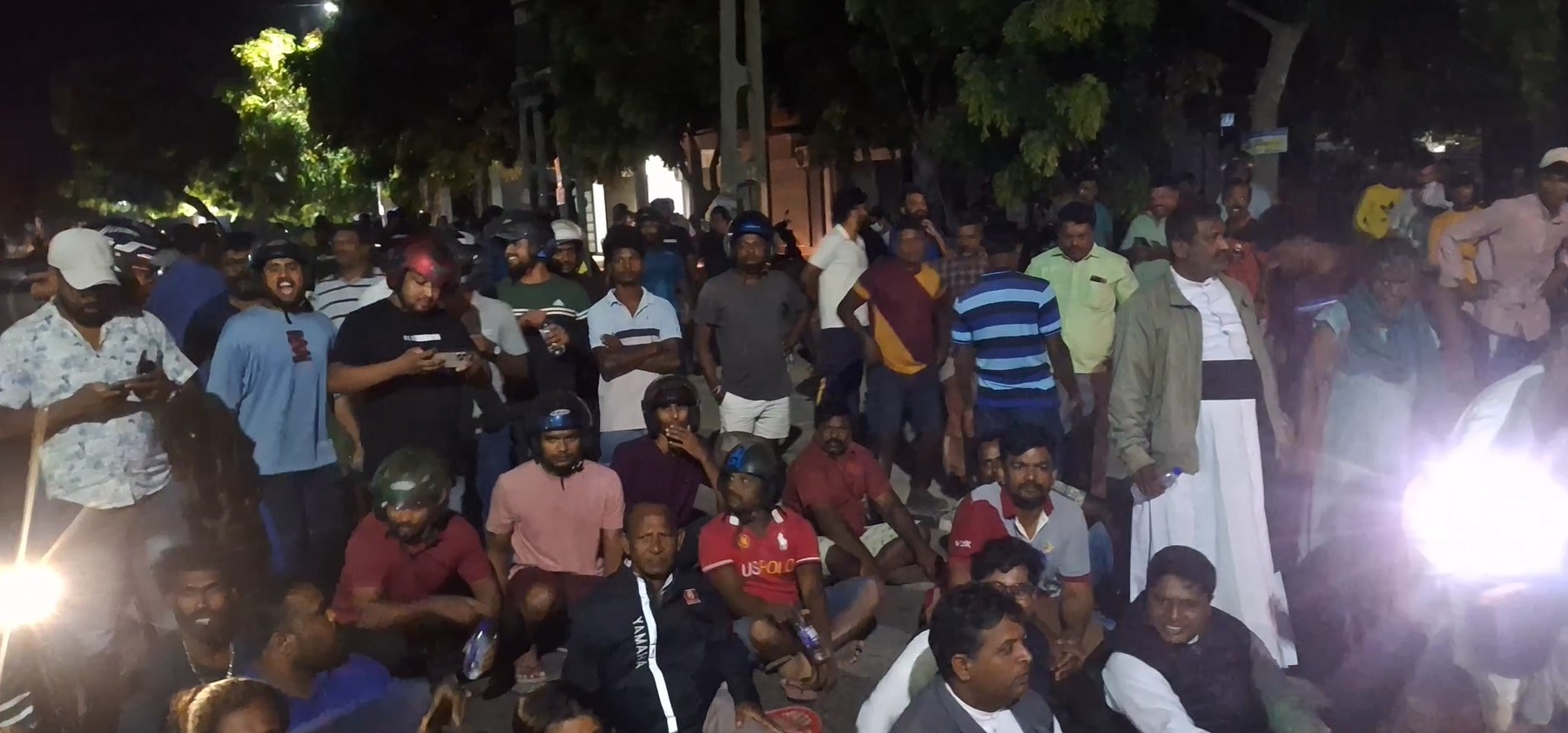 පොලිස් ආරක්ෂාව මැද සුළං බලාගාර ඉදිකිරීම් ටර්බයින මන්නාරමට රැගෙන එද්දී මන්නාරම නොසන්සුන් වෙයි (VIDEO)