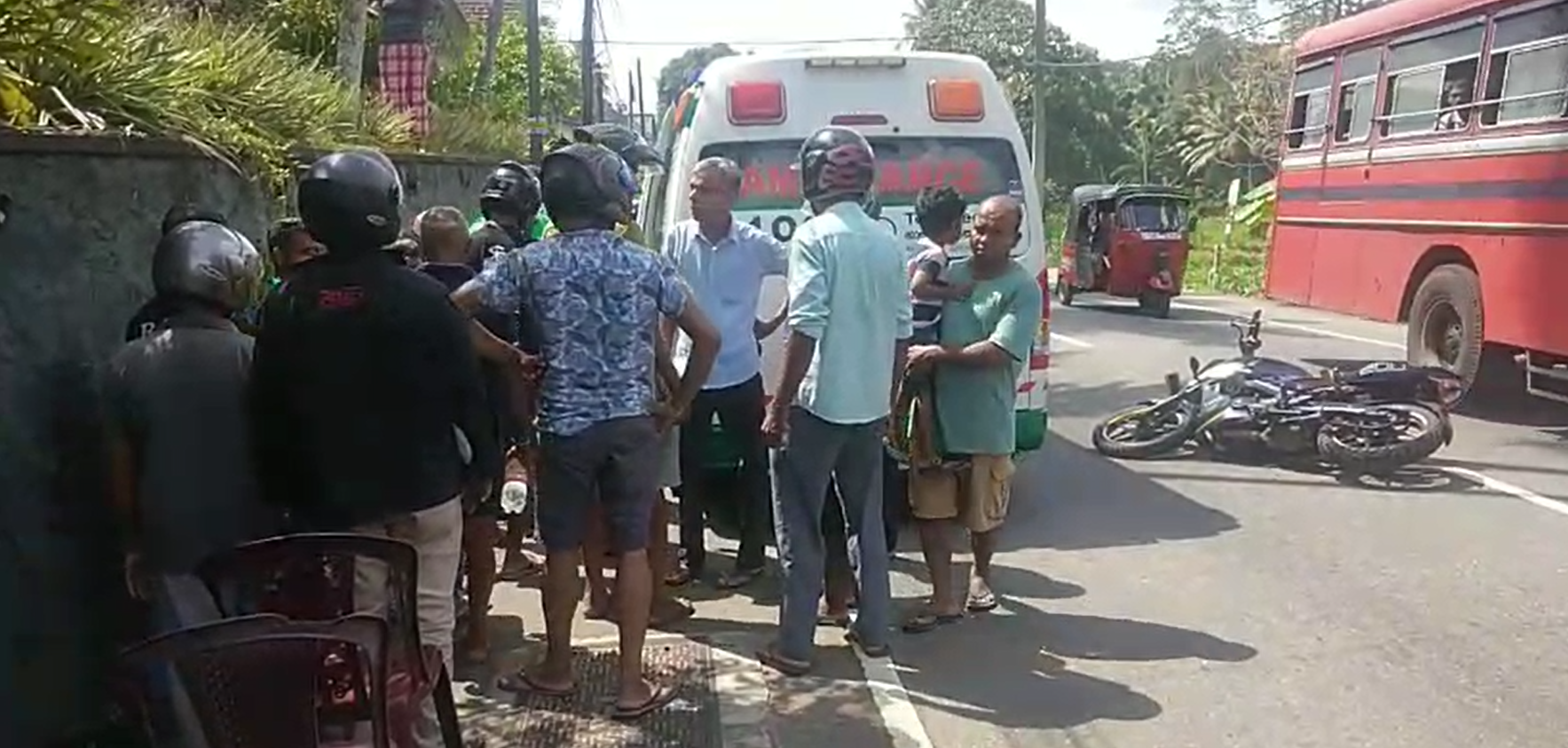 යතුරු පැදි දෙකක් එකට ගැටී දෙදෙනෙක් රෝහලේ යතුරු පැදි දෙකක් එකට ගැටී දෙදෙනෙක් රෝහලේ