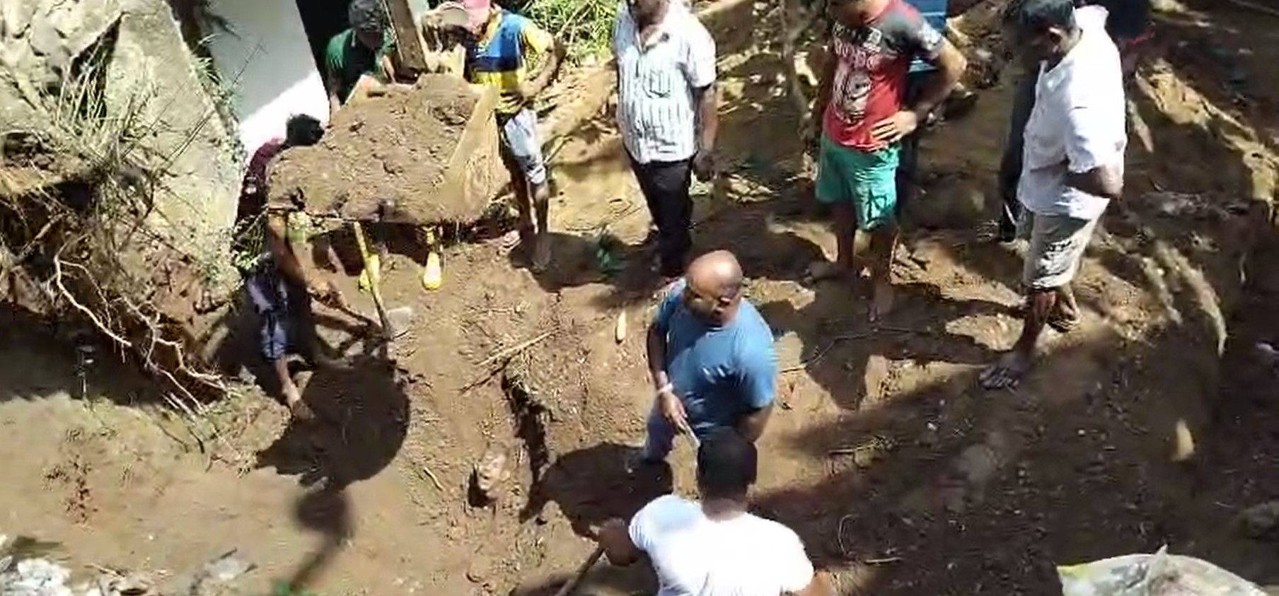 මාවනැල්ල පස් කණ්ඩියට යට වූ තිදෙනාගේම මළ සිරුරු හමුවේ (VIDEO)