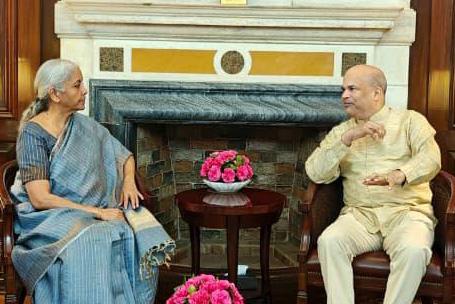 පාත්ෆයින්ඩර් පදනමේ නිර්මාතෘ ඉන්දීය මුදල් අමාත්යවරිය මුණ ගැසේ පාත්ෆයින්ඩර් පදනමේ නිර්මාතෘ ඉන්දීය මුදල් අමාත්යවරිය මුණ ගැසේ