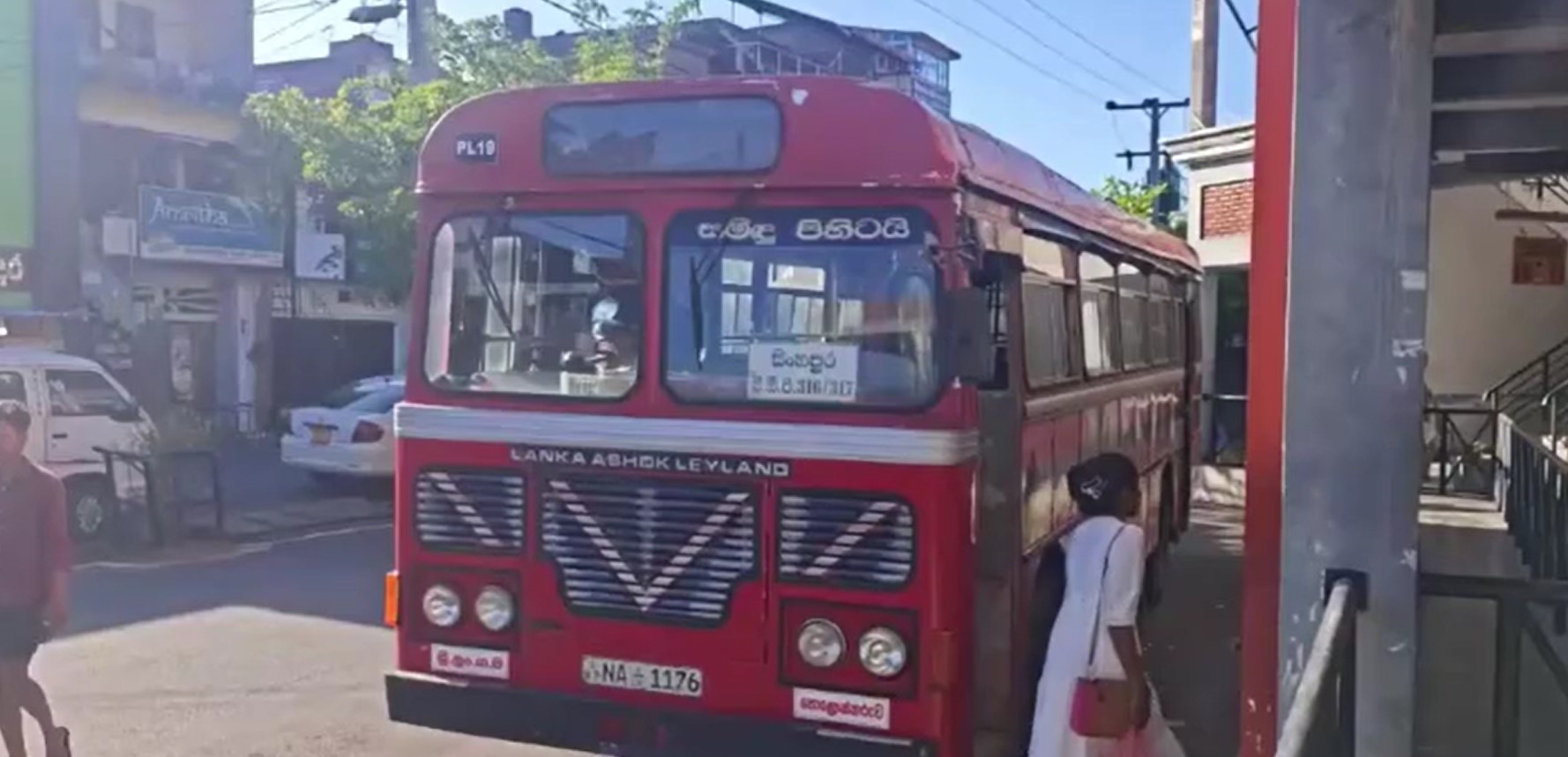 සිසු සැරිය බස් රථය “දුව” ගන්න ගේ ළඟ නැවැත්තුවේ නැතිවාට දෙමව්පියෝ කෝප වී රියදුරුට පහර දීලා (VIDEO)