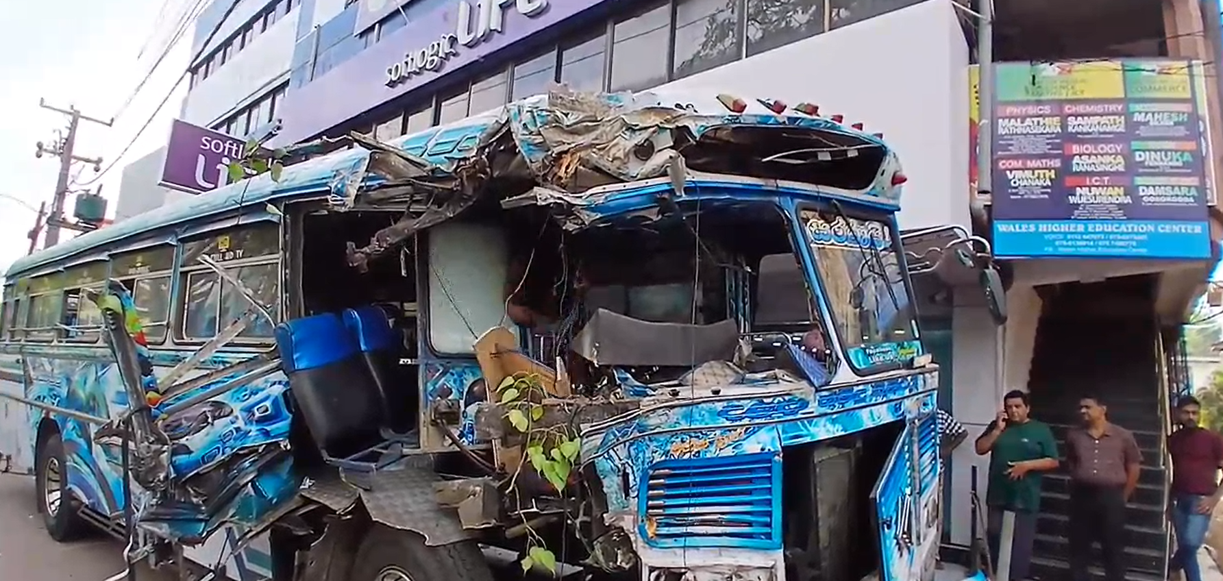 මත්ද්රව්ය ගත් කොන්දොස්තර පැදවූ බසයක් මොරටුවේදී අනතුරක – ඛේදවාචකයක් යන්තමින් වැළකේ මත්ද්රව්ය ගත් කොන්දොස්තර පැදවූ බසයක් මොරටුවේදී අනතුරක – ඛේදවාචකයක් යන්තමින් වැළකේ