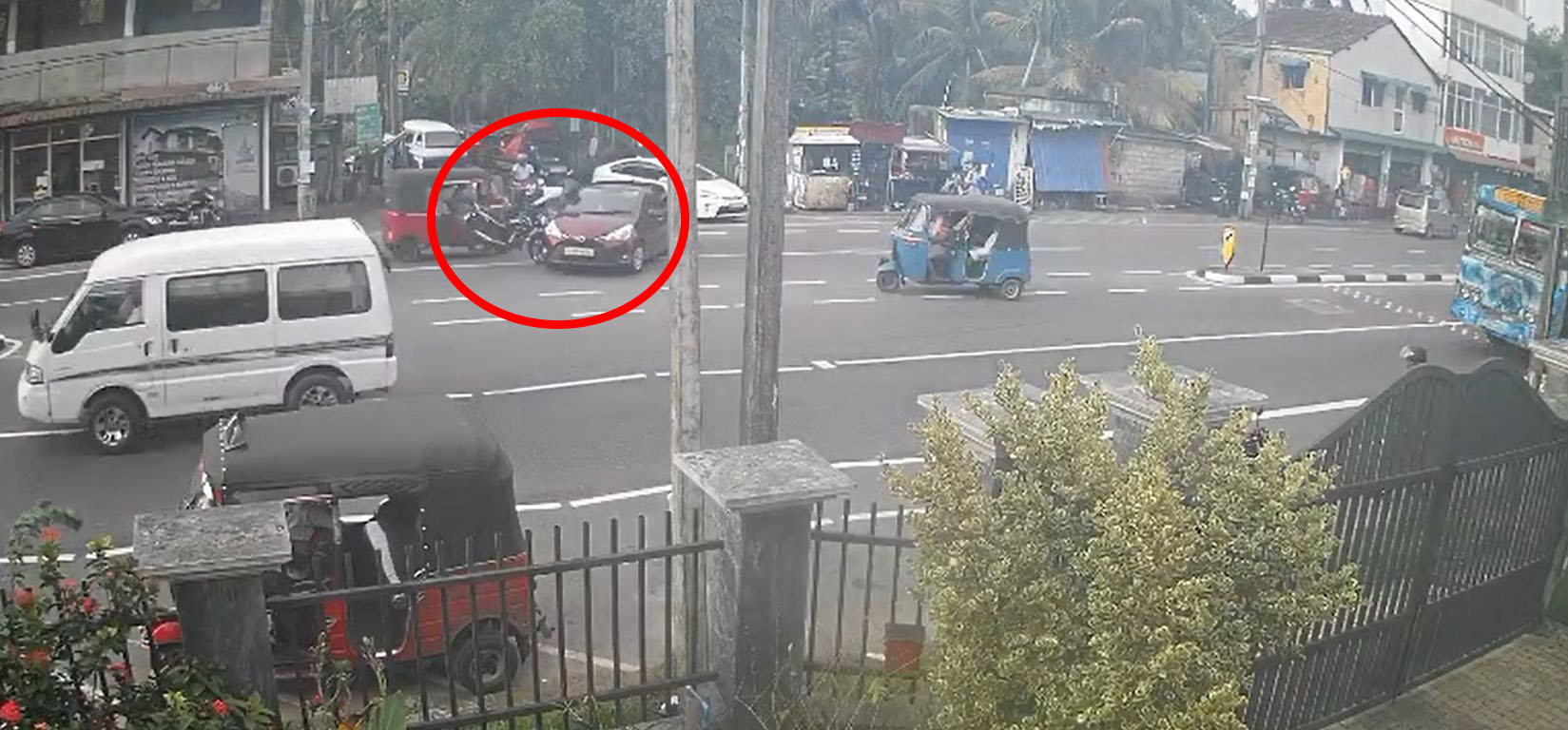 කාන්තාවක් පැදවූ යතුරු පැදිය මෝටර් රථයේ ගැටී අනතුරක් කාන්තාවක් පැදවූ යතුරු පැදිය මෝටර් රථයේ ගැටී අනතුරක්