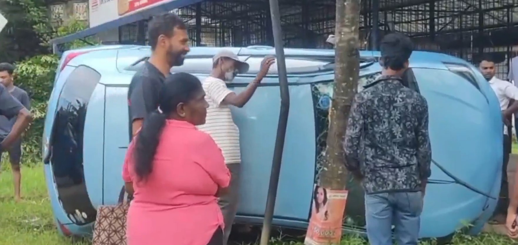 නාවලපිටියේදී වෛද්‍යවරයකු පැදවූ මෝටර් රථයක් පෙරළී අනතුරක්