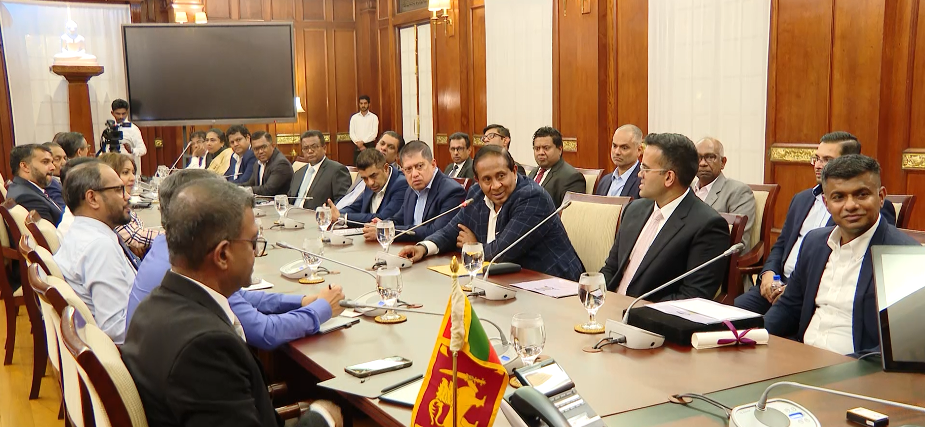 ජනපති සහ තරුණ ලාංකික ව්යවසායකයන්ගේ මණ්ඩලයේ (COYLE) නියෝජිතයන් අතර හමුවක් ජනපති සහ තරුණ ලාංකික ව්යවසායකයන්ගේ මණ්ඩලයේ (COYLE) නියෝජිතයන් අතර හමුවක්
