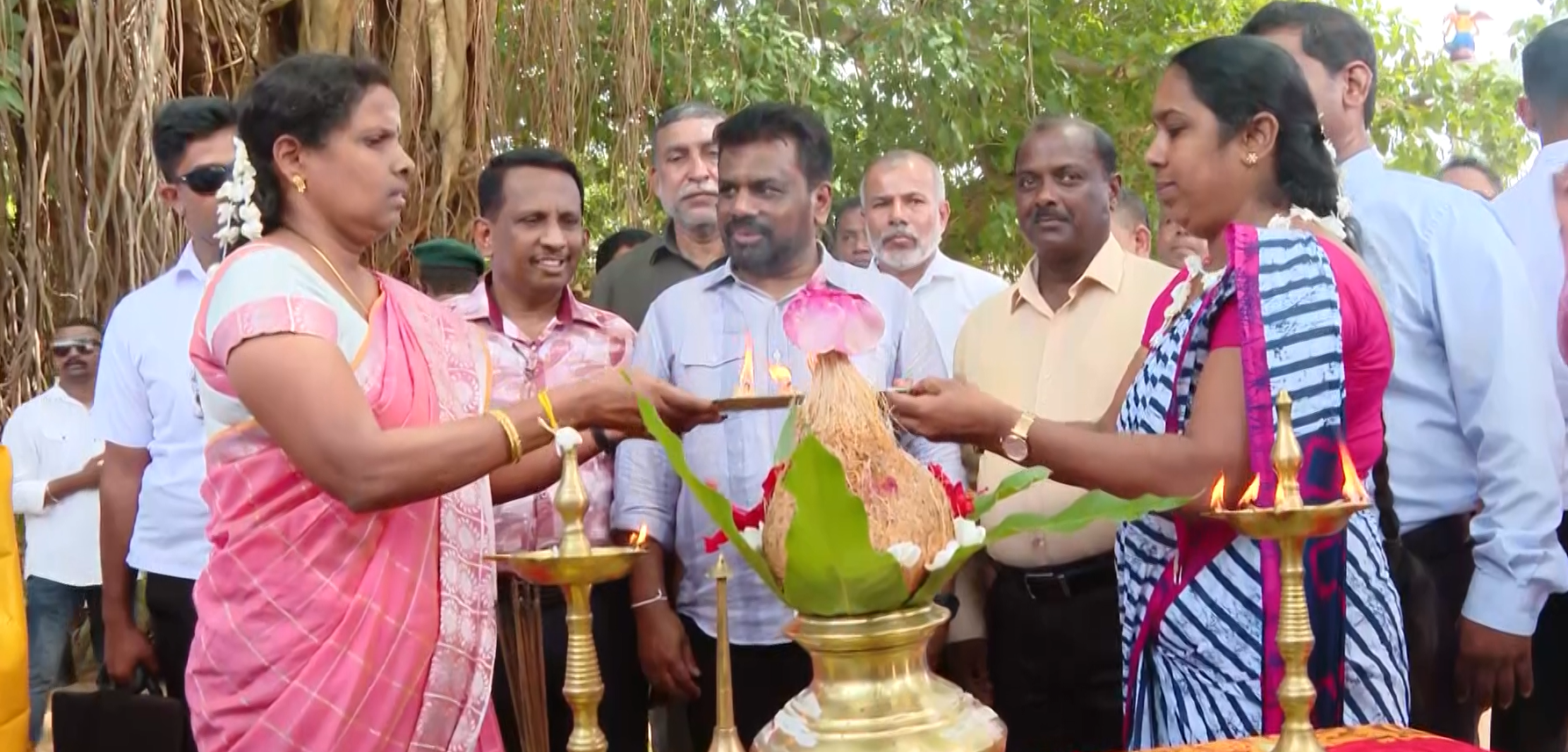 උතුරු පොල් ත්රිකෝණය ව්යාපෘතියේ පළමු බීජ පොල් නිෂ්පාදන ඒකකය ජනපතිතින් ඇරඹේ උතුරු පොල් ත්රිකෝණය ව්යාපෘතියේ පළමු බීජ පොල් නිෂ්පාදන ඒකකය ජනපතිතින් ඇරඹේ