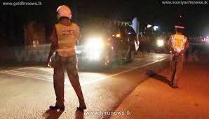 පොලිස් වැටලීම් වලින් 800 කට ආසන්න පිරිසක් ඊයේ නීතියේ රැහැනට පොලිස් වැටලීම් වලින් 800 කට ආසන්න පිරිසක් ඊයේ නීතියේ රැහැනට