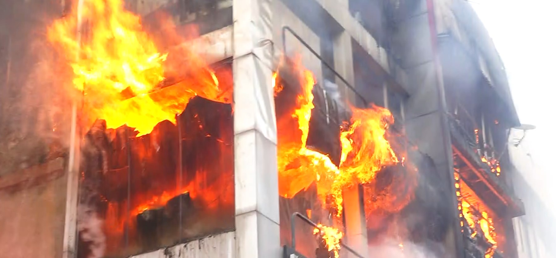 පිටකොටුවේ ගින්න තවදුරත් – ගුවන් හමුදා හෙලිකොප්ටර් යානා ද යොදවයි