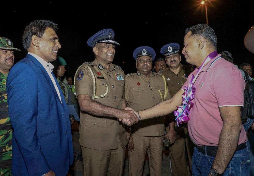 පාතාල අපරාධ කල්ලි සමග සබඳතා පැවැත් වූ පොලිස් නිලධාරීන් කළබල වෙලා (VIDEO) පාතාල අපරාධ කල්ලි සමග සබඳතා පැවැත් වූ පොලිස් නිලධාරීන් කළබල වෙලා (VIDEO)