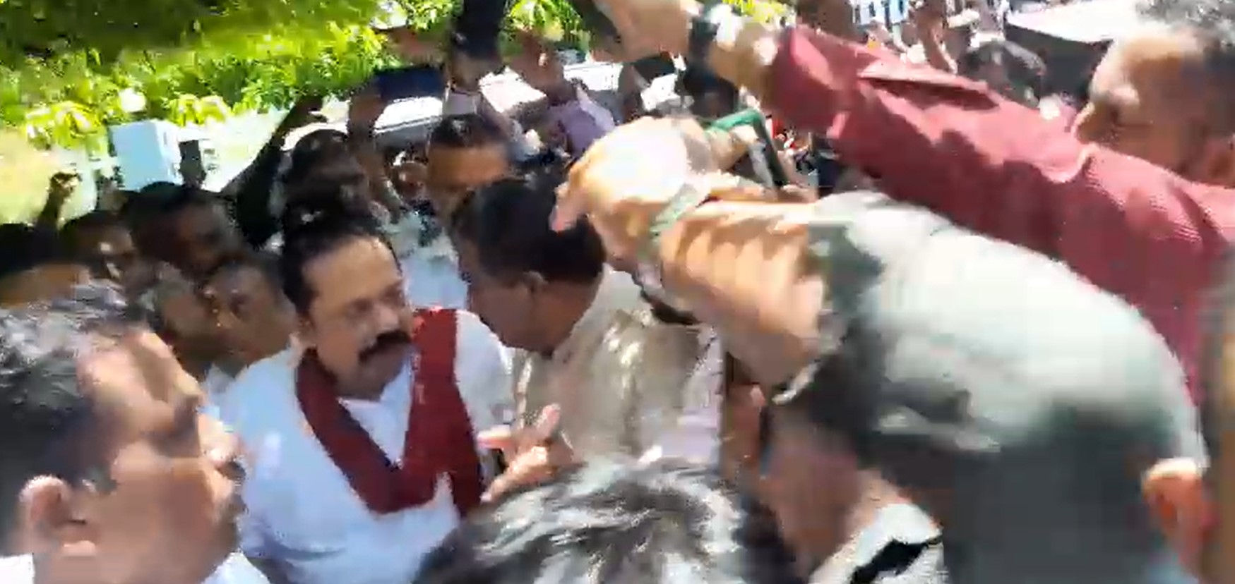 මහිදත් එක්ක විශාල පිරිසක් රෝහිතගේ නිවසට (VIDEO) මහිදත් එක්ක විශාල පිරිසක් රෝහිතගේ නිවසට (VIDEO)
