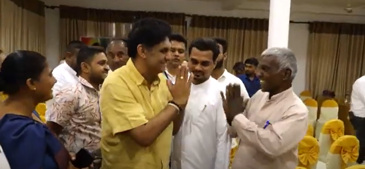 ආණ්ඩුව රට වෙනුවෙන් කිසිවක් කරන්නේ නැතැයි විපක්ෂ නායක කියයි ආණ්ඩුව රට වෙනුවෙන් කිසිවක් කරන්නේ නැතැයි විපක්ෂ නායක කියයි
