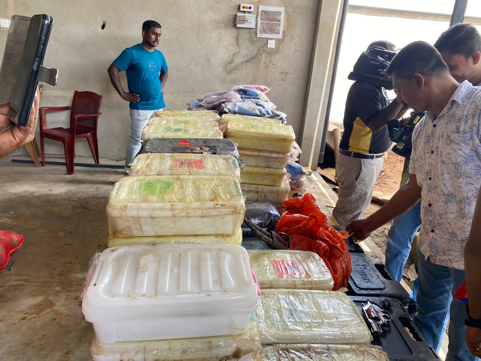 තංගල්ල සීනිමෝදර කුඩු ජාවාරමේ තවත් පිරිසක් පසුපස පොලීසිය පන්නයි