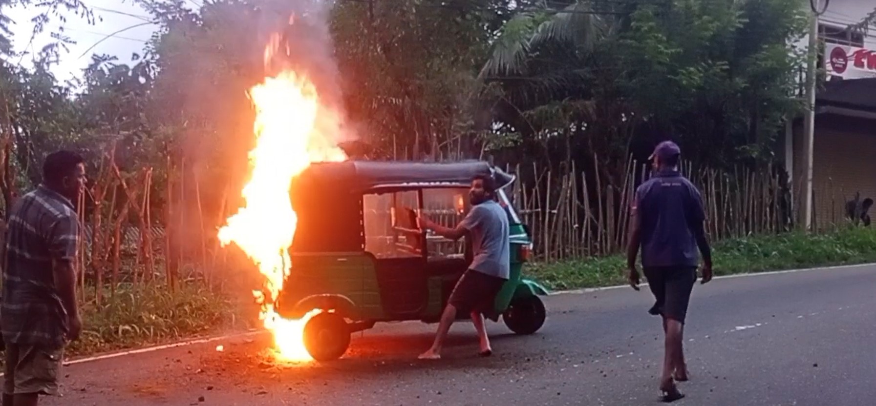 හදිසියේ හටගත් ගින්නකින් නාවලපිටියේ දී ත්‍රිරෝද රථයක් විනාශයි