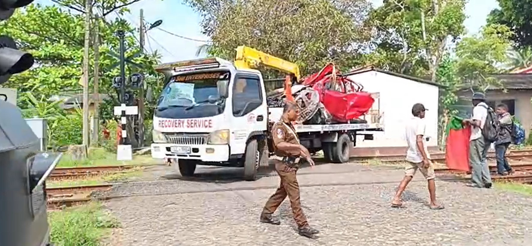 කළුතර උතුරේ දී මෝටර් රථයක් දුම්රියේ ගැටී අනතුරක් (VIDEO)