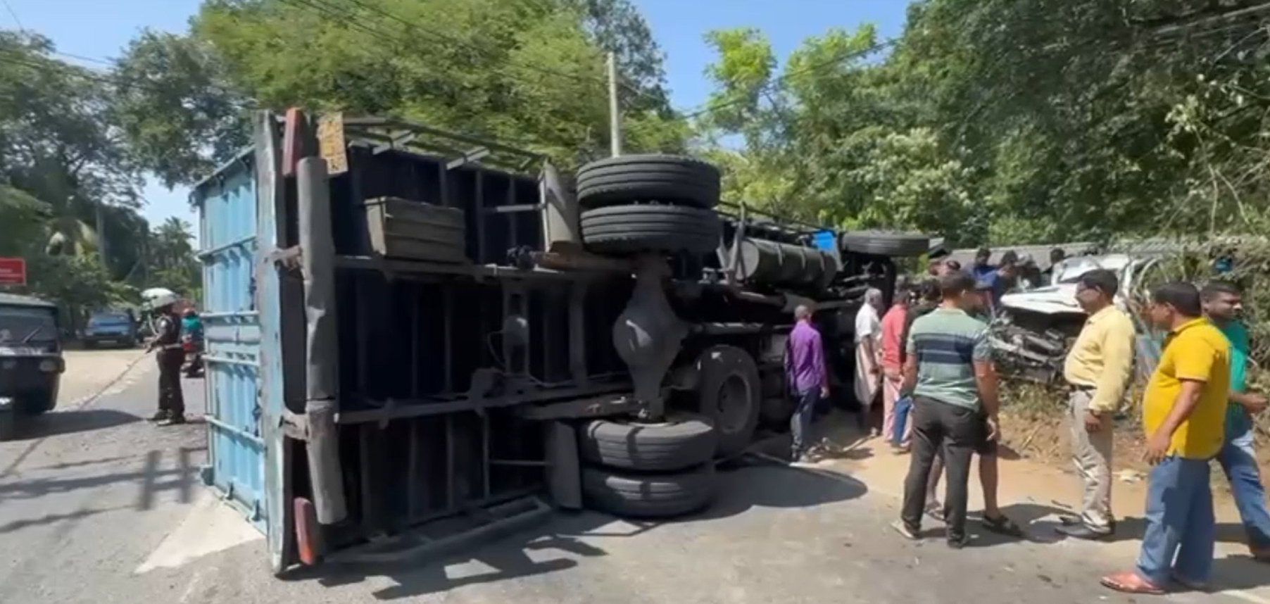වැල්ලවායේ දී ලොරියක – මෝටර් රථයක් ගැටී අනතුරක් වැල්ලවායේ දී ලොරියක – මෝටර් රථයක් ගැටී අනතුරක්