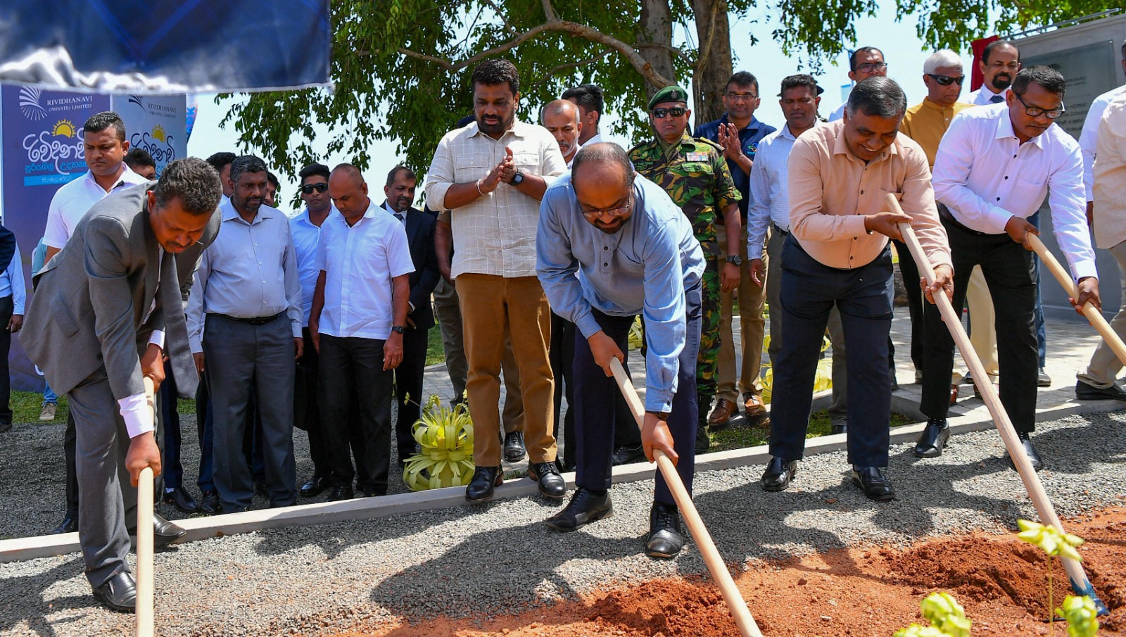 “රිවිදනවි” සූර්ය බලශක්ති උද්යානයේ ඉදිකිරීම් ජනපති ප්රධානත්වයෙන් ඇරඹෙයි “රිවිදනවි” සූර්ය බලශක්ති උද්යානයේ ඉදිකිරීම් ජනපති ප්රධානත්වයෙන් ඇරඹෙයි