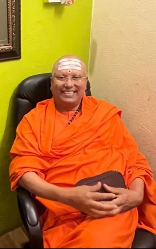 තමන්ගේ කාමරයට කාන්තාවන්ට ඇරයුම් කර අපයෝජන කළ “ස්වාමි” කෙනෙක් ගැන පරීක්ෂණ