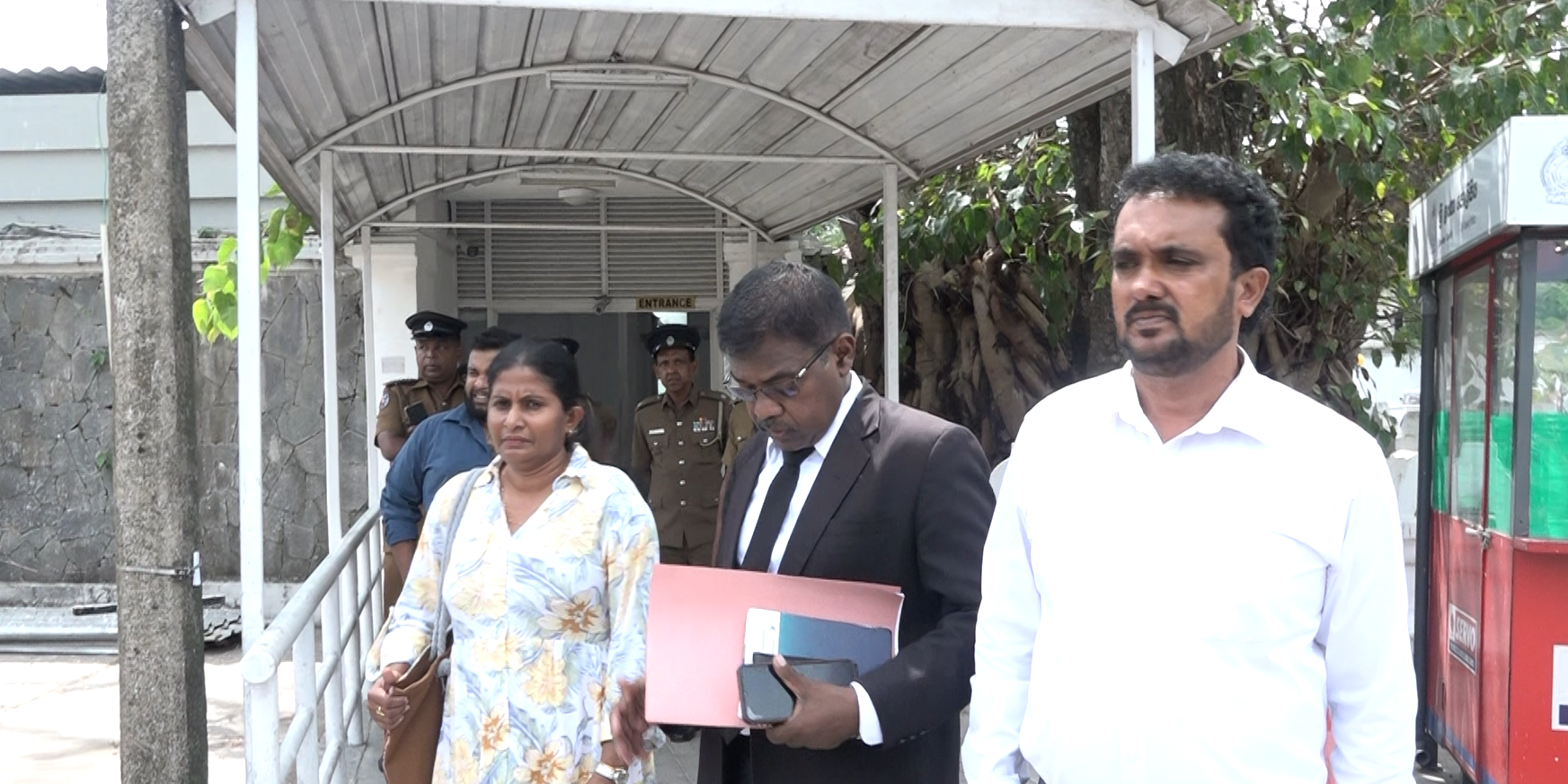 මාකදුරේ මදූෂ් ගේ බිරිද පොලිස් මූලස්ථානයට එයි (VIDEO) මාකදුරේ මදූෂ් ගේ බිරිද පොලිස් මූලස්ථානයට එයි (VIDEO)