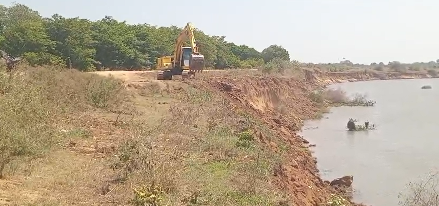 මහවැලි ගගේ අනවසර වැලි ගොඩ දැමීම “ලයිව් ඇට්” නිසා නවතී (VIDEO)