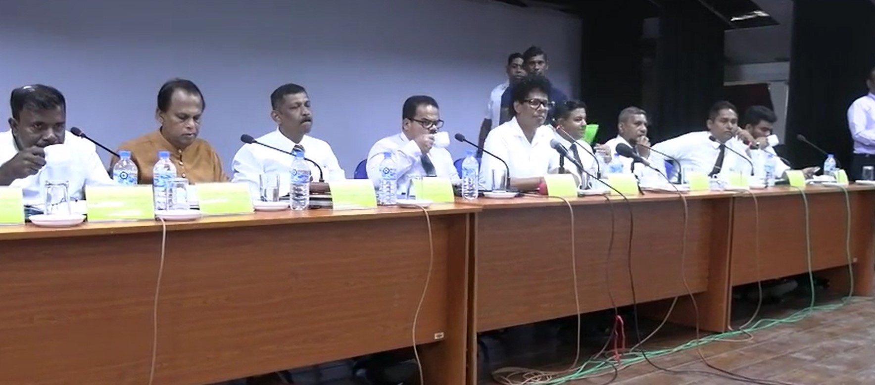 වැව් රක්ෂිත මැනීම් කළාට අනවසර ඉදිකිරීම් ෛවත් කරන තීරණයක් නෑ (VIDEO) වැව් රක්ෂිත මැනීම් කළාට අනවසර ඉදිකිරීම් ෛවත් කරන තීරණයක් නෑ (VIDEO)