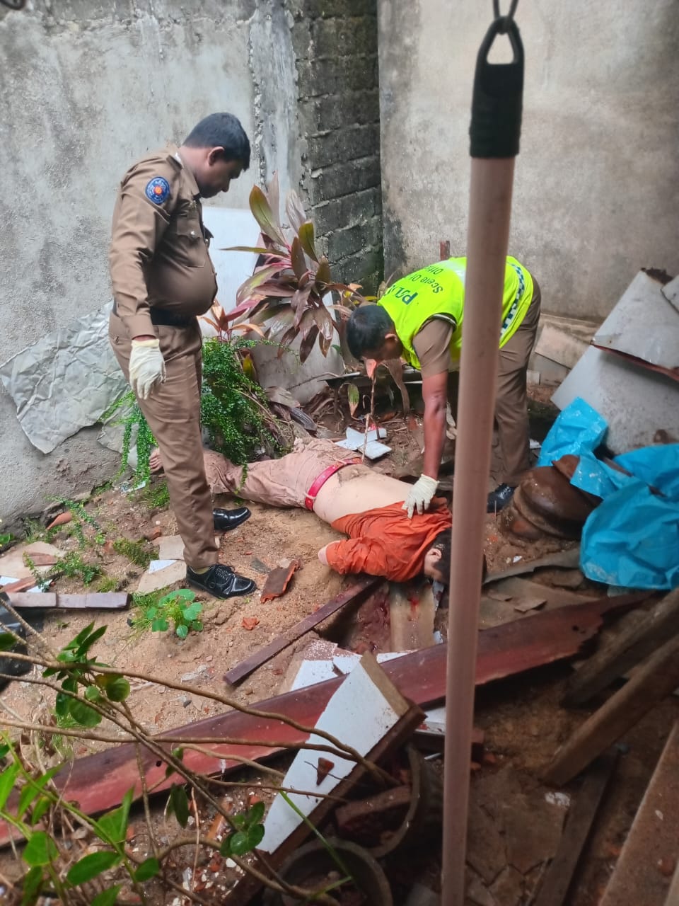 දෙහිවල මහල් නිවාසයක් පිටුපස විදේශිකයකු ගේ මළ සිරුරක්