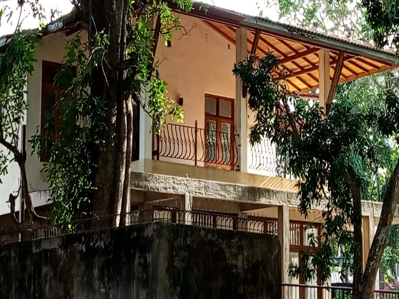 ගෝඨාභයගේ කතරගම නිවස වාරි මාර්ගයට දෙයි (VIDEO) ගෝඨාභයගේ කතරගම නිවස වාරි මාර්ගයට දෙයි (VIDEO)