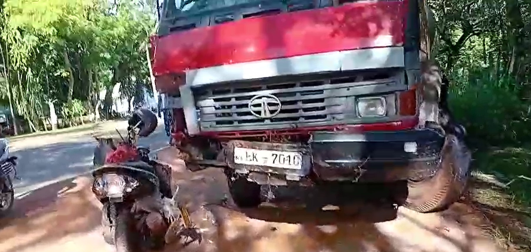 කිරි වලින් නැහැවී අවසන් ගමන් ගිය තරුණයාගේ රිය අනතුර කිරි වලින් නැහැවී අවසන් ගමන් ගිය තරුණයාගේ රිය අනතුර