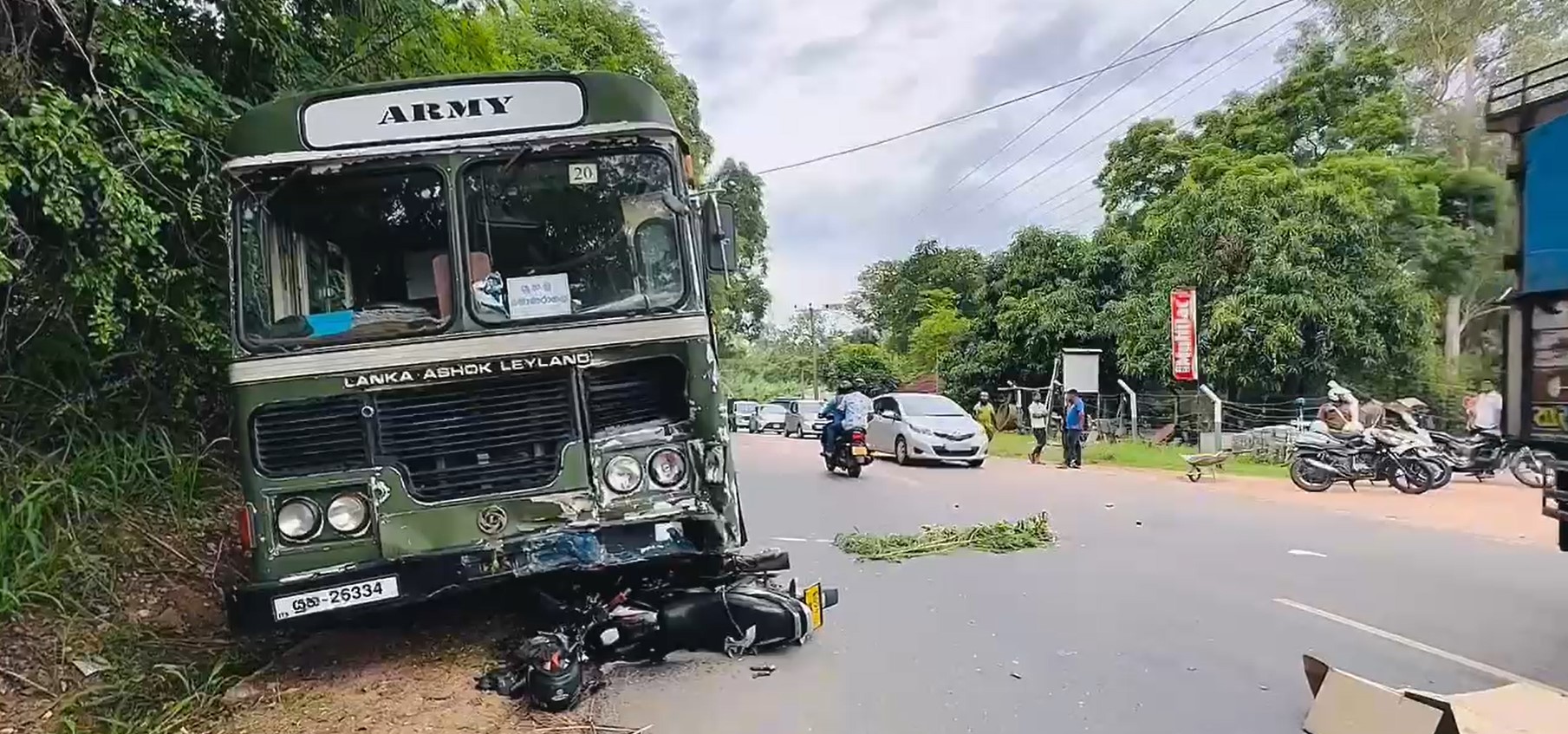 යුද හමුදා බස් රථයේ ගැටුණු යතුරු පැදි අනතුරින් පොලිස් සැරයන්වරයකුට දිවි අහිමි වේ යුද හමුදා බස් රථයේ ගැටුණු යතුරු පැදි අනතුරින් පොලිස් සැරයන්වරයකුට දිවි අහිමි වේ