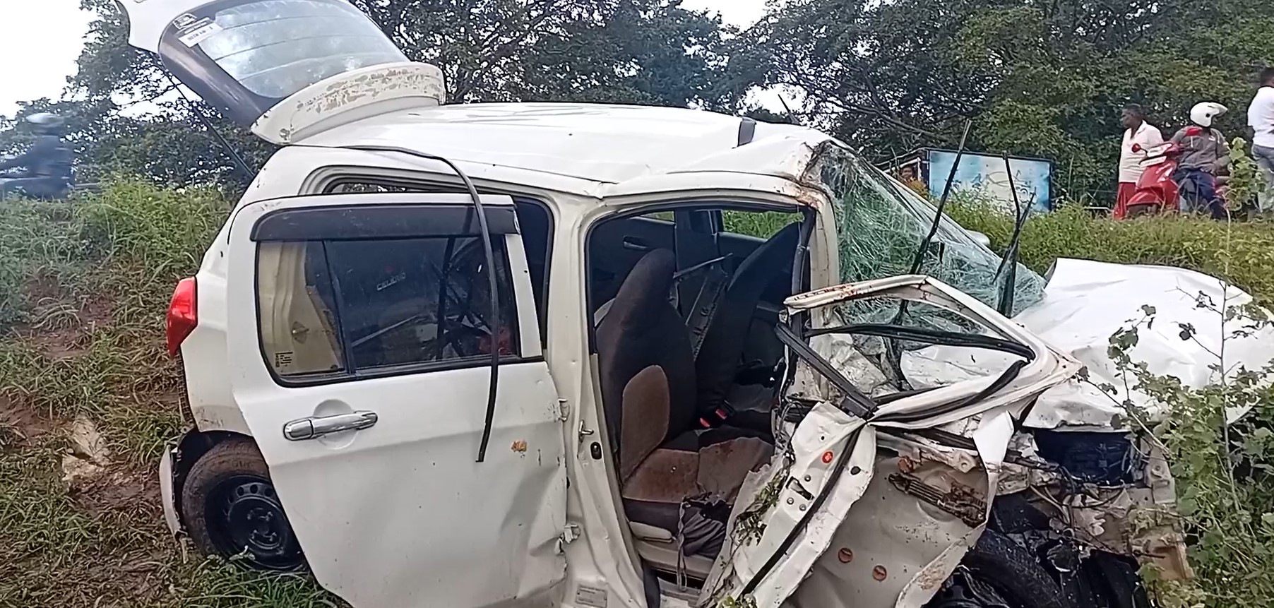 කැබිතිගොල්ලෑව මාරක රිය අනතුරින් එක් අයෙක් මිය ගොස් තිදෙනෙක් රෝහලේ .. කැබිතිගොල්ලෑව මාරක රිය අනතුරින් එක් අයෙක් මිය ගොස් තිදෙනෙක් රෝහලේ ..