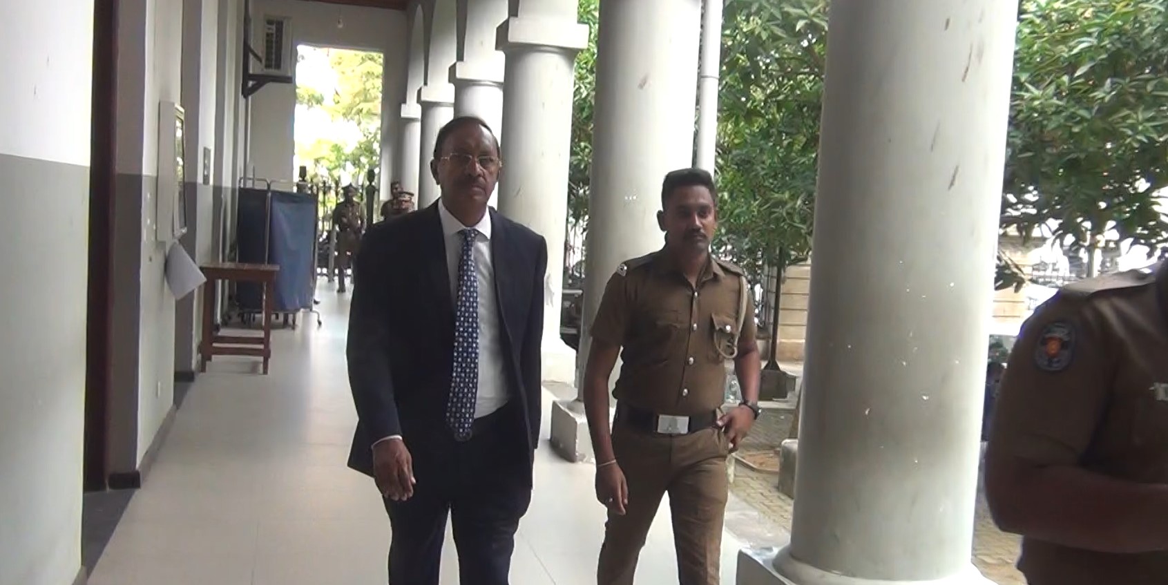 හිටපු ඇමති අනුර ප්‍රියදර්ශන,බිරිඳ ඇතුළු 6 කට අධි චෝදනා බාර දෙයි