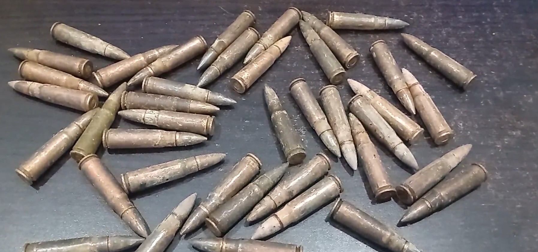 මැදවච්චියේ ඇලකින් මැගසින් 2 ක් සහ ජීව උන්ඩ 41 ක් හමුවේ මැදවච්චියේ ඇලකින් මැගසින් 2 ක් සහ ජීව උන්ඩ 41 ක් හමුවේ