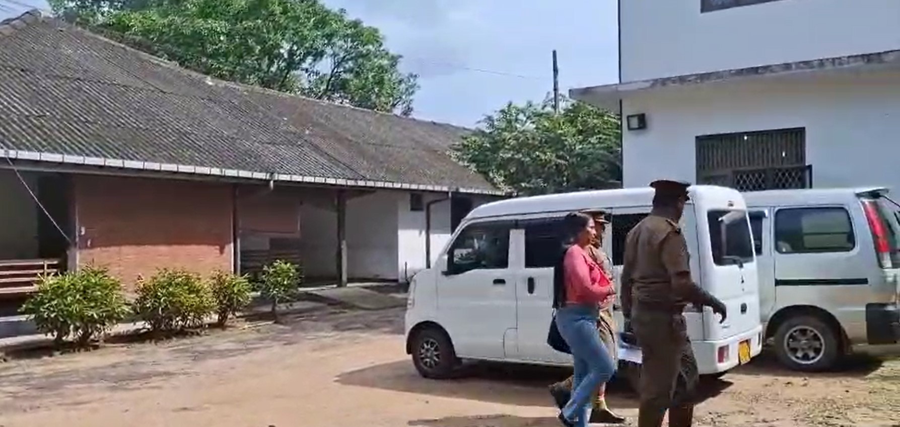 ව්යාජ පිස්තෝලයක් රැගෙන අධිකරණයට පැමිණි කාන්තාවක් අත්අඩංගුවට ව්යාජ පිස්තෝලයක් රැගෙන අධිකරණයට පැමිණි කාන්තාවක් අත්අඩංගුවට