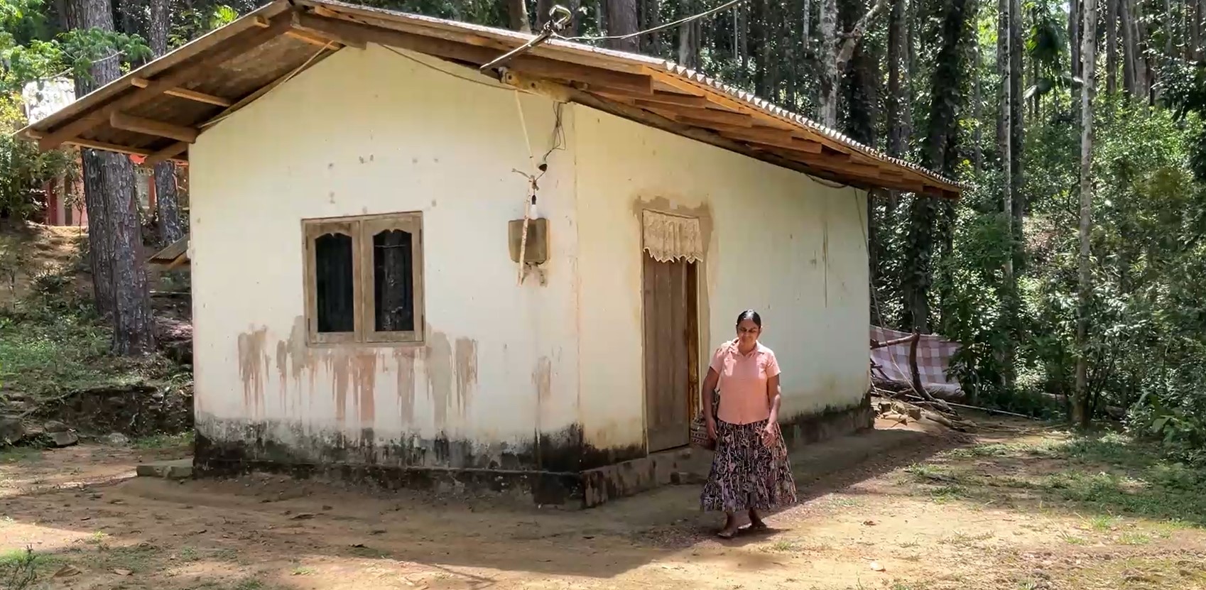 ජීවත්ව සිටියදීම මරණ සහතිකයක් ලැබී රජයේ දීමනා අහිමිව ජීවත් වන ගැහැනියක්