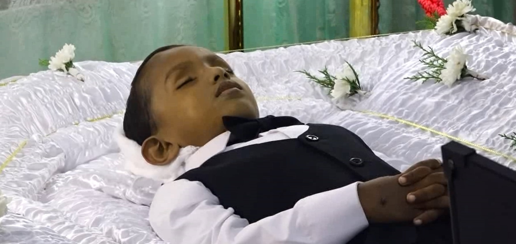 ආච්චී – සීයා අසුරේ සිට අකලට පරවී ගිය පුංචි මල් කැකුළ (VIDEO)