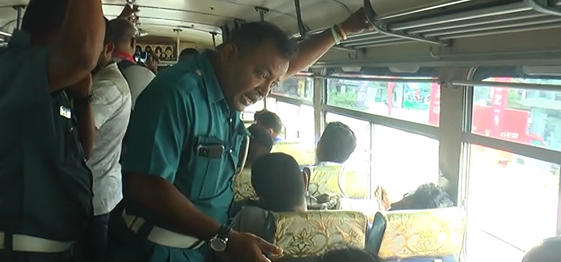බස්නාහිර පුද්ගලික බස් රථවල ටිකට් නැතිව ගමන් කළ මගීන්ට සහ ටිකට් නොදුන් කොදොස්තරලාට දඩ බස්නාහිර පුද්ගලික බස් රථවල ටිකට් නැතිව ගමන් කළ මගීන්ට සහ ටිකට් නොදුන් කොදොස්තරලාට දඩ