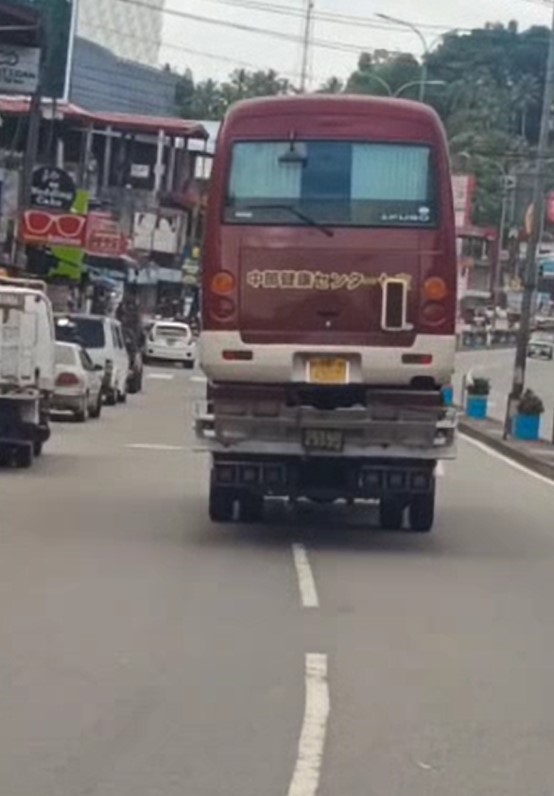 නීතිය අකුරට රකින රටේ මහපාරේ අනාරක්ෂිතව යන මග මරුවෝ (VIDEO)