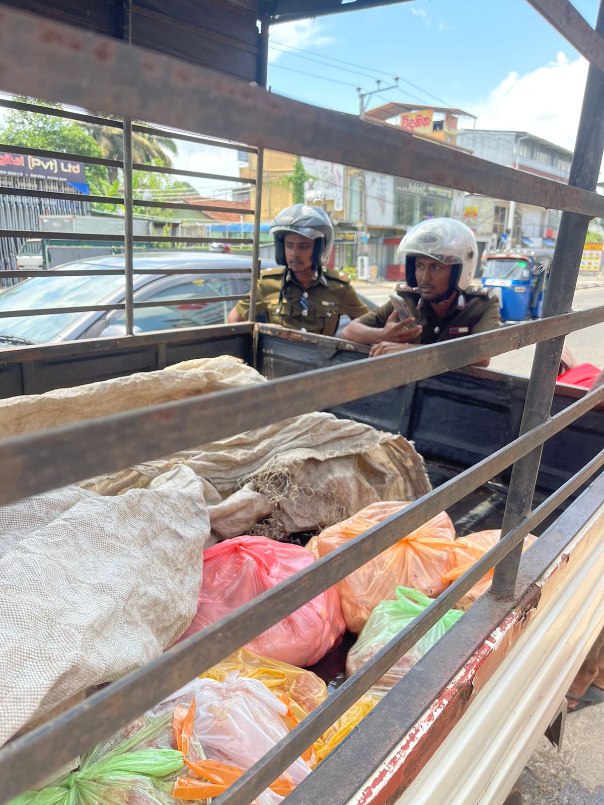 සෞඛ්යාරක්ෂිත බවින් තොරව ප්රවාහනය කළ කුකුළු මස් තොගයක් වනසයි (VIDEO) සෞඛ්යාරක්ෂිත බවින් තොරව ප්රවාහනය කළ කුකුළු මස් තොගයක් වනසයි (VIDEO)