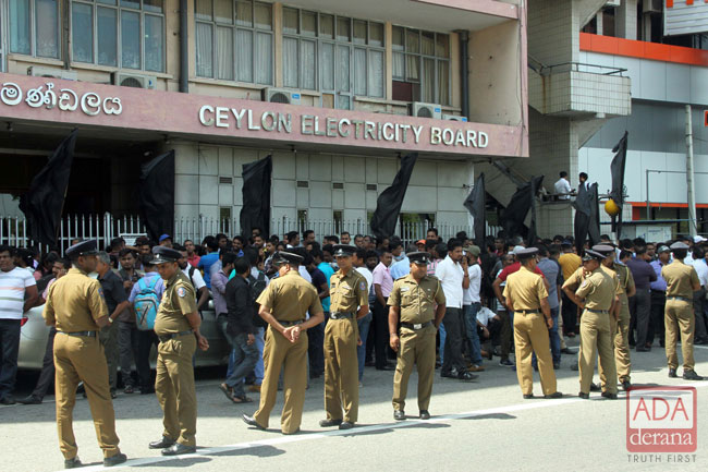 විදුලි සේවකයින් අද සිට  තවත් වෘත්තීය සමිති ක්‍රියාමාර්ගයකට (VIDEO)
