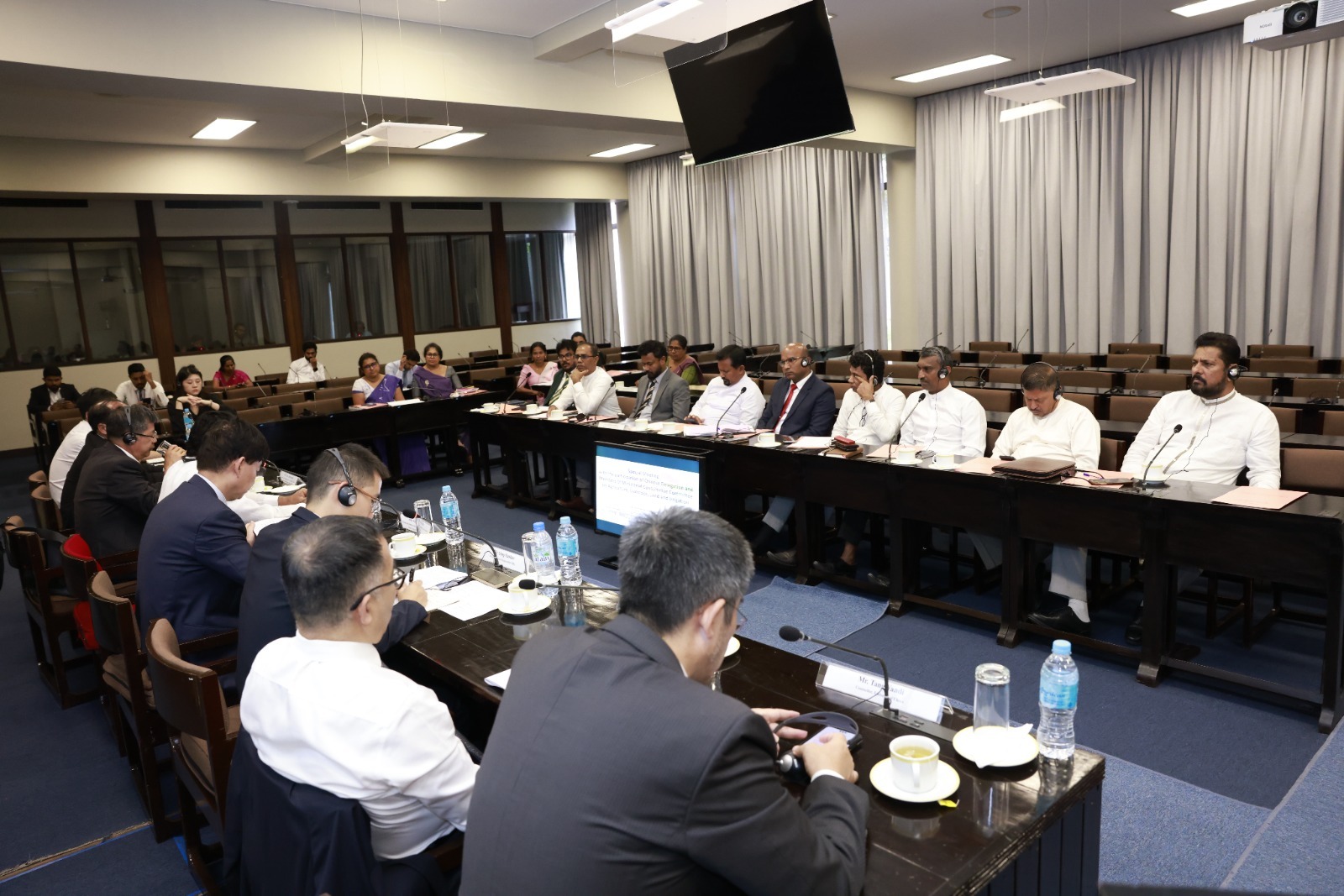 ශ්රී ලංකාවේ තේ, කෝපි සහ දුම්කොළ වගාව සංවර්ධනය කිරීම පිළිබඳ චීන දූත පිරිසක් සමඟ සාකච්ඡා ශ්රී ලංකාවේ තේ, කෝපි සහ දුම්කොළ වගාව සංවර්ධනය කිරීම පිළිබඳ චීන දූත පිරිසක් සමඟ සාකච්ඡා