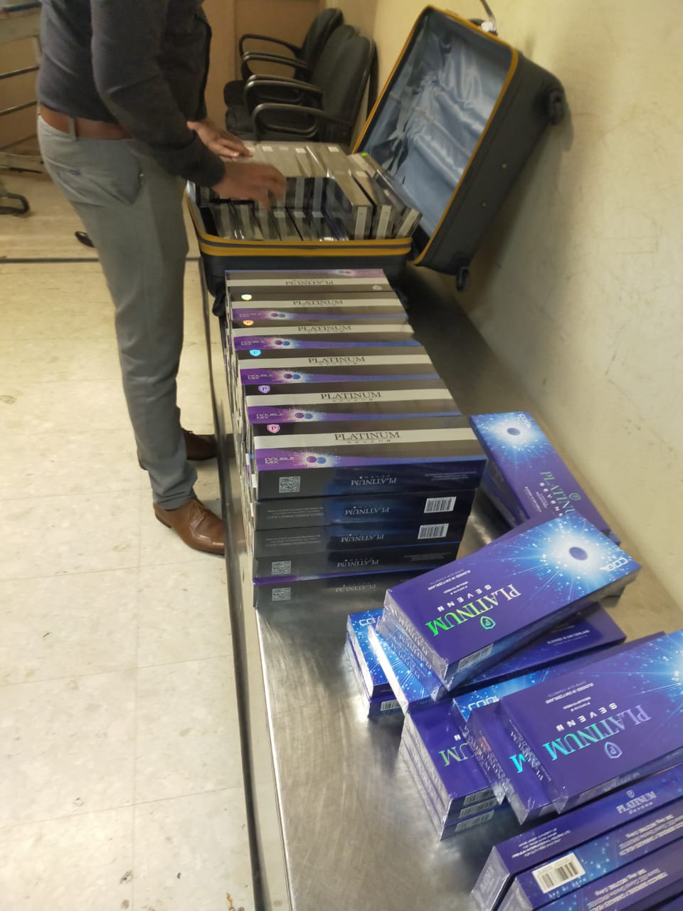  ලක්ෂ 45 හොර දුම්වැටි කටුනායක ගුවන්තොටෙන් පන්නන්න යද්දී අහුවෙයි