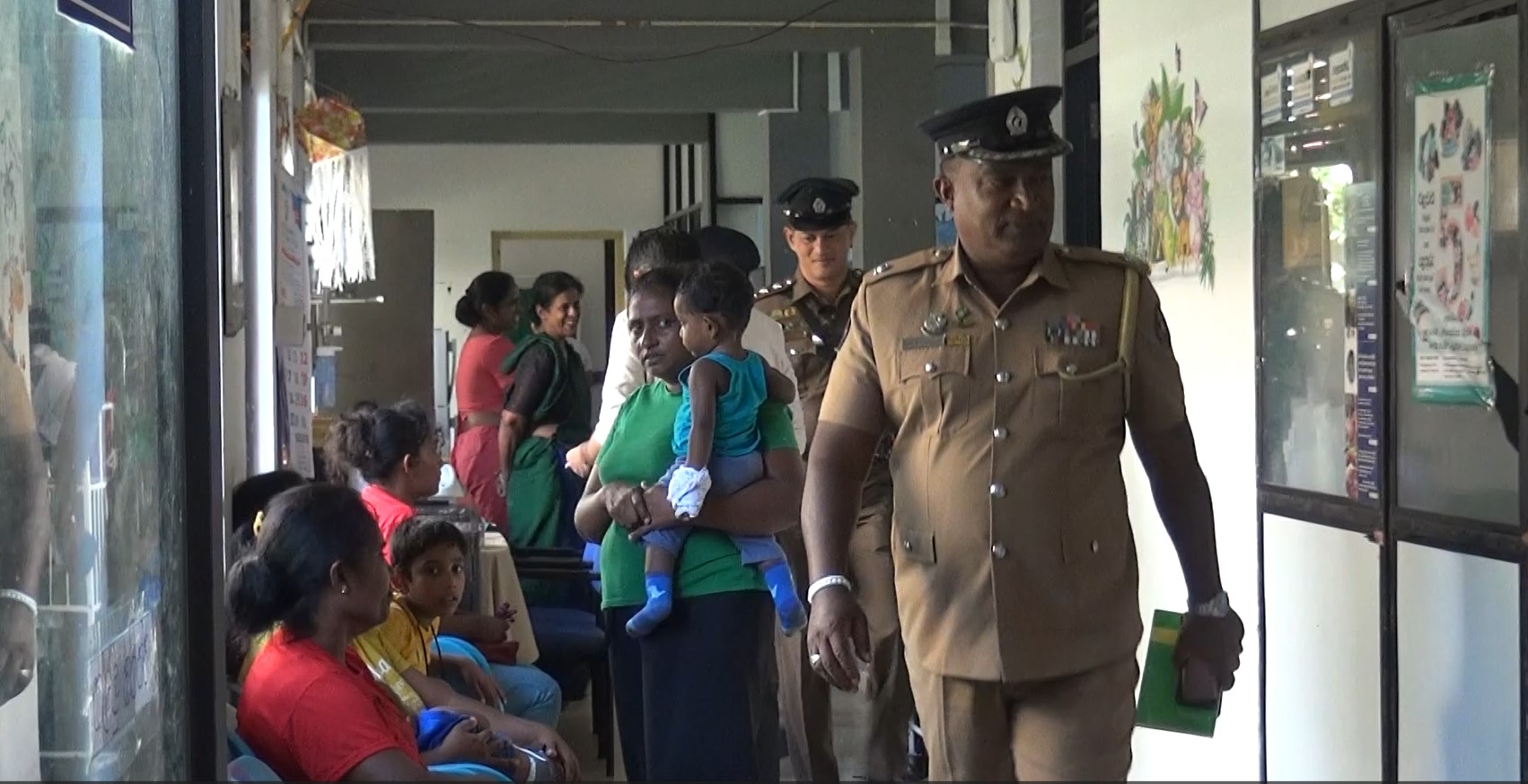 දඹුල්ලේ පාසලක විද්‍යාගාරයක තිබූ රසායනික ද්‍රව්‍යයක් දිව ගා බැලූ දරුවන් 7ක් රෝහලට