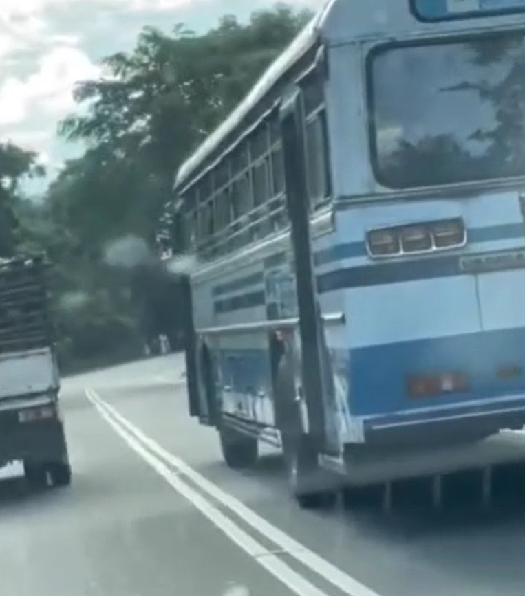 මෙහෙම ජීවිත සෙල්ලමට ගන්න බස් රථ රියදුරන්ට නීතියක් නැද්ද? (VIDEO) මෙහෙම ජීවිත සෙල්ලමට ගන්න බස් රථ රියදුරන්ට නීතියක් නැද්ද? (VIDEO)