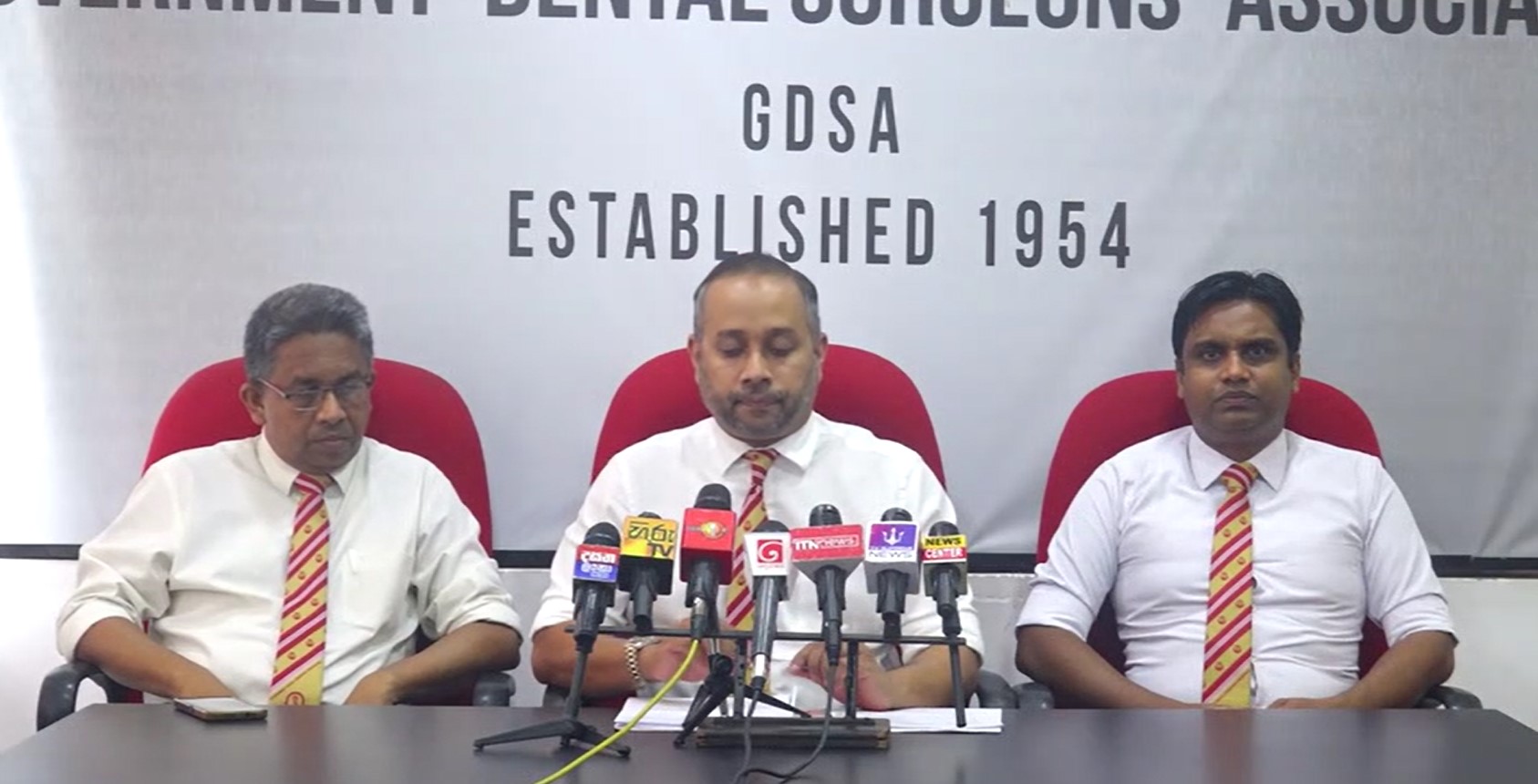 දන්ත වෛද්යවරු නොවැ. 06 වැඩවරන බව කියයි දන්ත වෛද්යවරු නොවැ. 06 වැඩවරන බව කියයි