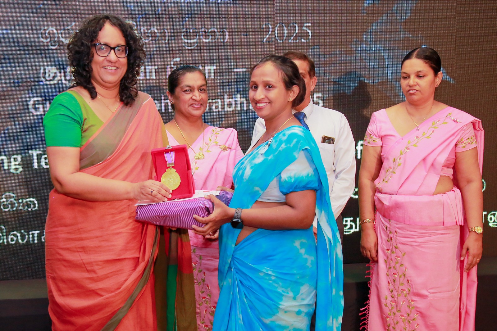 අධ්‍යාපන ක්ෂේත්‍රයේ පවතින වැටුප් විෂමතාවය පිළිබඳව ඉදිරියේ දී ක්‍රමානුකූලව රජය අවශ්‍ය මැදිහත්වීම් සිදු කරන බව ආචාර්ය හරිනි කියයි