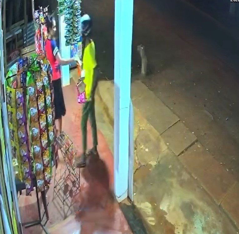 ගෙළ බැඳි රන්මාලය කඩන්න ගිය මංකොල්ලකරුට පොට වරදී ගෙළ බැඳි රන්මාලය කඩන්න ගිය මංකොල්ලකරුට පොට වරදී