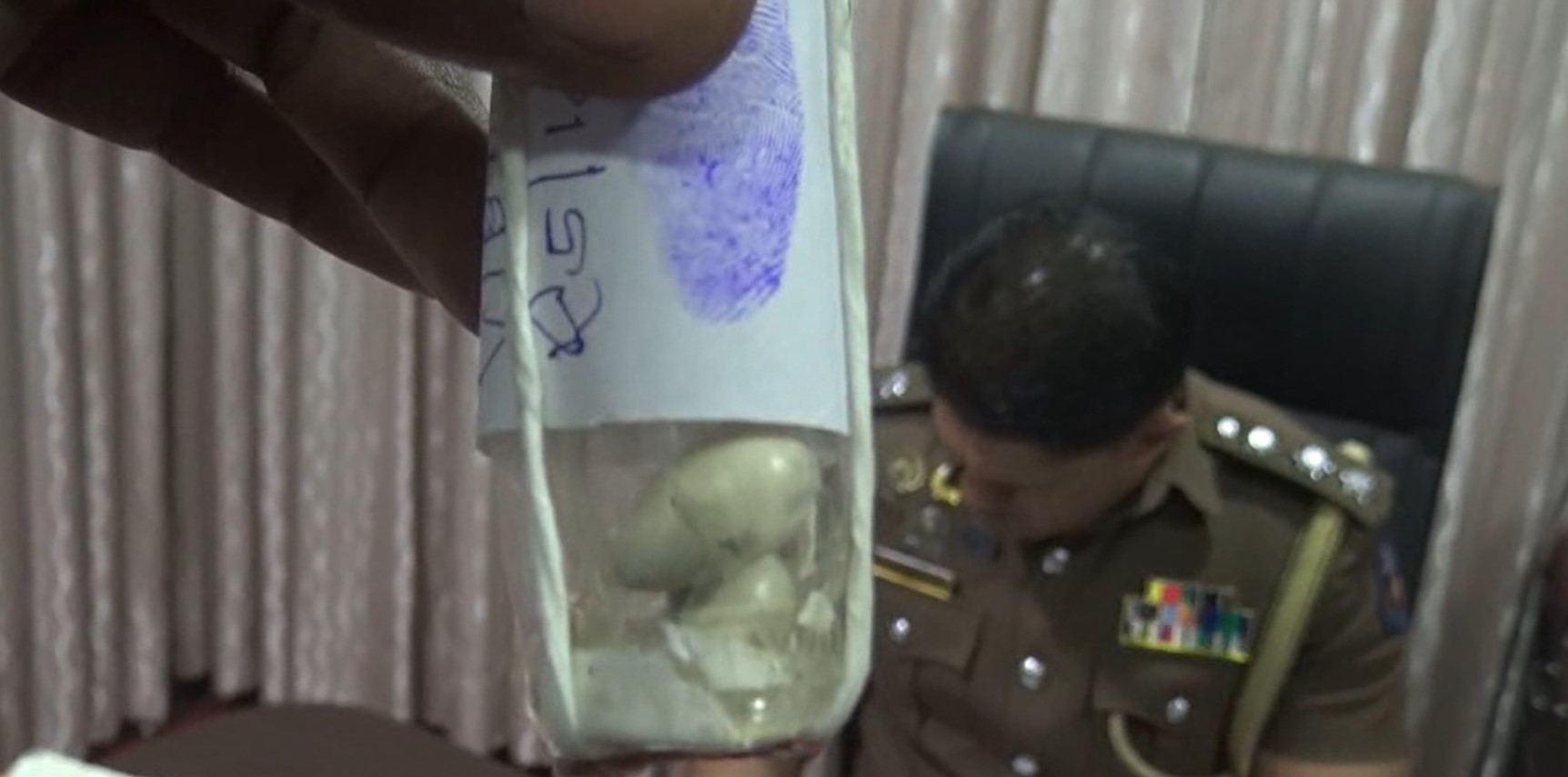 රුපියල් ලක්ෂ හැත්තෑවකට අලෙවි කිරීමට ගෙනා ගජමුතු දෙකක් සමග අයෙක් අත්අඩංගුවට රුපියල් ලක්ෂ හැත්තෑවකට අලෙවි කිරීමට ගෙනා ගජමුතු දෙකක් සමග අයෙක් අත්අඩංගුවට