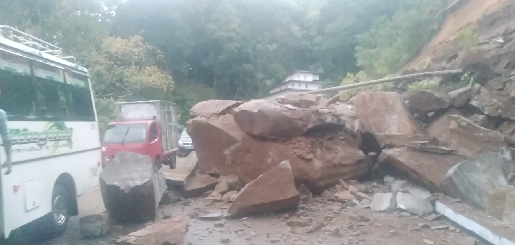 පස්සර – මොණරාගල මාර්ගයේ ගල් කන්දක් පාරට කඩා වැටිලා පස්සර – මොණරාගල මාර්ගයේ ගල් කන්දක් පාරට කඩා වැටිලා