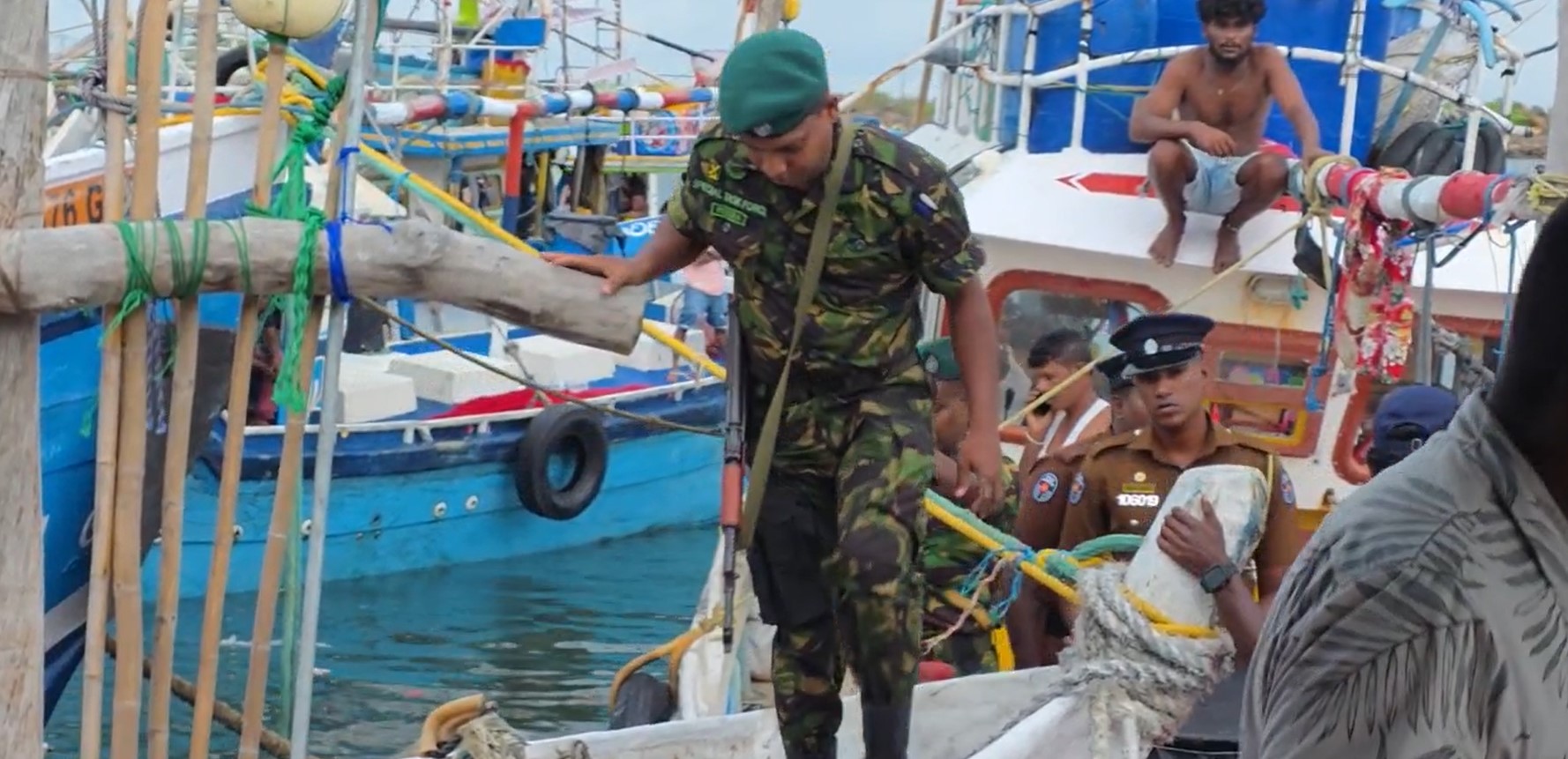 ගාල්ල ධීවර වරායේ හදිසි සෝදිසි මෙහෙයුමකින් 15 සැකපිට අත්අඩංගුවට (VIDEO) ගාල්ල ධීවර වරායේ හදිසි සෝදිසි මෙහෙයුමකින් 15 සැකපිට අත්අඩංගුවට (VIDEO)
